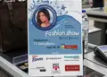 Δημιουργικό flyer για προσφορές με έντονα χρώματα, καθαρή διάταξη και δυναμικά γραφικά, ιδανικό για σούπερ μάρκετ.
