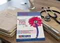 Δημιουργικό flyer με έντονα χρώματα και στρατηγική διάταξη για προωθητικές ενέργειες, ιδανικό για σούπερ μάρκετ.