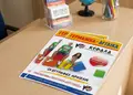 Flyer προώθησης με ζωηρά χρώματα και μοντέρνα γραμματοσειρά, ιδανικό για εκδηλώσεις και προσφορές.