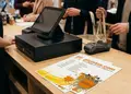 Flyer προώθησης με ζωντανά χρώματα και μοντέρνες γραμματοσειρές, ιδανικό για εκπτώσεις και υπηρεσίες.