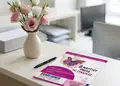 Flyer με φωτεινά κίτρινα και πράσινα χρώματα, οργανωμένη διάταξη και μοντέρνες γραμματοσειρές για προώθηση εκδηλώσεων.