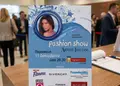Flyer προωθητικής καμπάνιας με κόκκινο και κίτρινο φόντο, ζωντανές εικόνες προϊόντων και σαφή κείμενα.