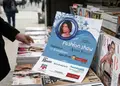 Flyer προωθητικής καμπάνιας με κόκκινο και κίτρινο φόντο, ζωντανές εικόνες προϊόντων και σαφή κείμενα.