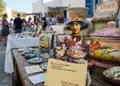 Φυλλάδιο με ζωντανά χρώματα και δυναμικά γραφικά, ιδανικό για προώθηση εκπτώσεων και υπηρεσιών.
