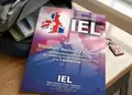 Flyer εκτύπωσης με φωτεινά κίτρινα και μπλε χρώματα, στρατηγικά σχεδιασμένο με λευκό χώρο για ευανάγνωστο περιεχόμενο.