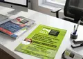 Flyer επιχείρησης με μπλε και πορτοκαλί αποχρώσεις, οργανωμένη διάταξη και μοντέρνες γραμματοσειρές για προώθηση προσφορών.