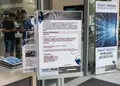 Flyer προώθησης με έντονα χρώματα και μοντέρνες γραμματοσειρές, ιδανικό για εκπτώσεις και νέα προϊόντα.