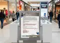 Flyer προώθησης με έντονα χρώματα και μοντέρνες γραμματοσειρές, ιδανικό για εκπτώσεις και νέα προϊόντα.