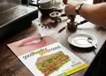 Flyer προώθησης με ζωντανά χρώματα κίτρινο και μπλε, οργανωμένη διάταξη, ιδανικό για εκπτώσεις και εκδηλώσεις.