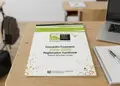Flyer εκτύπωσης με φωτεινά κίτρινα και μπλε χρώματα, καθαρές γραμματοσειρές και στρατηγικά τοποθετημένα γραφικά.