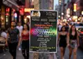Flyer προώθησης με έντονα κόκκινα και κίτρινα χρώματα, καθαρή διάταξη και σύγχρονες γραμματοσειρές για ευανάγνωστο μήνυμα.