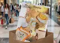 Flyer με ζωντανά μπλε και κίτρινα χρώματα, ιδανικός για προώθηση προσφορών και νέων προϊόντων, οπτικά ελκυστικός.