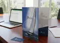 Folder εγγράφων με κομψό σχεδιασμό σε επαγγελματικό περιβάλλον