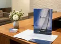 Folder εγγράφων με κομψό σχεδιασμό σε επαγγελματικό περιβάλλον