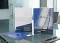 Folder εγγράφων με κομψό σχεδιασμό σε επαγγελματικό περιβάλλον