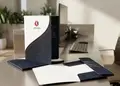Επαγγελματικός φάκελος παρουσίασης με βαθύ μπλε και λευκά χρώματα