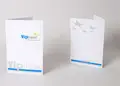 Φάκελος εγγράφων Α4 με λογότυπο σε επαγγελματικό περιβάλλον γραφείου
