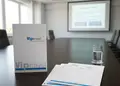 Φάκελος εγγράφων Α4 με λογότυπο σε επαγγελματικό περιβάλλον γραφείου
