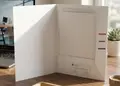 Ανοιχτός φάκελος παρουσίασης με επαγγελματική εμφάνιση σε γραφείο