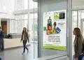 Ζωντανές αφίσες εκτυπώσεων με έντονα χρώματα, στρατηγικά γραφικά και κομψές γραμματοσειρές, ιδανικές για διαφήμιση.