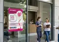Αφίσα εκτυπώσεων σε έντονα χρώματα με μοντέρνα γραμματοσειρά, κατάλληλη για διαφημίσεις και εκδηλώσεις.