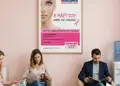 Αφίσα εκτύπωσης με φωτεινά κόκκινα και μπλε χρώματα, σχεδιασμένη για διαφήμιση εκδηλώσεων και προϊόντων.