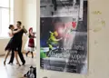 Αφίσα για σημαντικές ανακοινώσεις με φωτεινά κόκκινα και μπλε χρώματα, δυναμικό σχεδιασμό και ευανάγνωστες γραμματοσειρές.