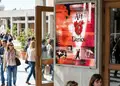 Αφίσα εκτυπώσεων με ζωντανά χρώματα και επαγγελματική διάταξη, ιδανική για προώθηση εκδηλώσεων.