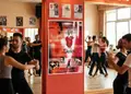 Αφίσα εκτυπώσεων με ζωντανά χρώματα και επαγγελματική διάταξη, ιδανική για προώθηση εκδηλώσεων.