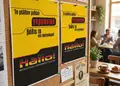 Αφίσα με έντονες χρωματικές αποχρώσεις, συμμετρική διάταξη και γραφικά, ιδανική για διαφήμιση και προώθηση προϊόντων.
