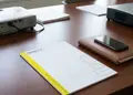 Επαγγελματικό επιστολόχαρτο με κομψό σχεδιασμό, λογότυπο στην κορυφή και οργανωμένα στοιχεία επικοινωνίας.