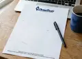 Επιστολόχαρτο σε βαθύ μπλε και γκρι, με λογότυπο επιχείρησης στην κορυφή, ιδανικό για επαγγελματική χρήση.