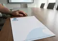Επιστολόχαρτο με μπλε και λευκά χρώματα, οργανωμένο layout, λογότυπο και στοιχεία επικοινωνίας για επαγγελματική χρήση.