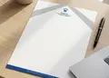 Επιστολόχαρτο με σκούρο μπλε και λευκό σχέδιο, λογότυπο πάνω αριστερά και επαφές κάτω, ιδανικό για επαγγελματική χρήση.