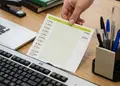 Καρτέλα διδάκτρων με σύγχρονο σχέδιο και υψηλή αντίθεση, ιδανική για φροντιστήρια, προσαρμόσιμη με λογότυπο.