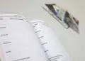 Καρτέλα διδάκτρων με μοντέρνο σχέδιο σε μπλε και πράσινο, ιδανική για φροντιστήρια.