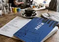 Κατάλογος café με μοντέρνο σχεδιασμό, ζωντανά χρώματα και φωτογραφίες πιάτων, ιδανικός για καφετέριες.