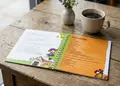Κατάλογος café με κομψό σχέδιο, ζωντανά χρώματα και προσαρμοσμένο λογότυπο για επαγγελματική παρουσίαση προϊόντων.