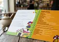 Κατάλογος café με κομψό σχέδιο, ζωντανά χρώματα και προσαρμοσμένο λογότυπο για επαγγελματική παρουσίαση προϊόντων.