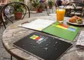 Κατάλογος café με ζεστά χρώματα, οργανωμένη διάταξη και εικόνες πιάτων, ιδανικός για παρουσίαση μενού.