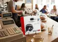 Κατάλογος café με ζεστές αποχρώσεις και μοντέρνα γραφικά, οπτικά στοιχεία υψηλής ποιότητας και οργανωμένο layout.