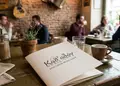 Κατάλογος café με μοντέρνο σχέδιο, ζωντανά χρώματα και ευδιάκριτη διάταξη για πιάτα και ροφήματα.