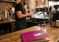 Κατάλογος café με ζεστές αποχρώσεις καφέ, ελκυστικά γραφικά και καθαρές κατηγορίες, ιδανικός για την παρουσίαση προϊόντων.