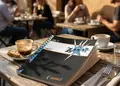 Κατάλογος café με μοντέρνο σχεδιασμό, ζωντανά χρώματα και επαγγελματική εκτύπωση, ιδανικός για την παρουσίαση μενού.