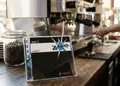 Κατάλογος café με μοντέρνο σχεδιασμό, ζωντανά χρώματα και επαγγελματική εκτύπωση, ιδανικός για την παρουσίαση μενού.