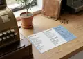 Κατάλογος café με ζωντανά χρώματα και προσεγμένη διάταξη, ιδανικός για παρουσίαση πιάτων και ροφημάτων.