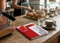 Κατάλογος café με απαλές και ζωντανές αποχρώσεις, ευανάγνωστη διάταξη και γραφικές λεπτομέρειες.