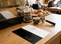 Κατάλογος café με φρέσκα χρώματα και ελκυστικά γραφικά, προσαρμόσιμος με λογότυπο, ιδανικός για παρουσίαση μενού.