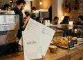 Κατάλογος café με ζωντανά χρώματα και γραφικά πιάτων, σχεδιασμένος για ευανάγνωστο μενού, κατάλληλος για εστιατόρια.