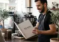 Κατάλογος café με σύγχρονο σχέδιο και έντονα χρώματα, ιδανικός για παρουσίαση μενού και εποχιακών προσφορών.